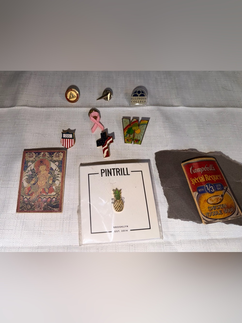 LOT OF VARIOUS PINS OR LAPEL PINS SOME VINTAGE